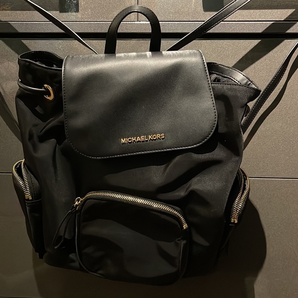 Medium size book bag Michael Kors black with gold zippers - Picture 3 of 3